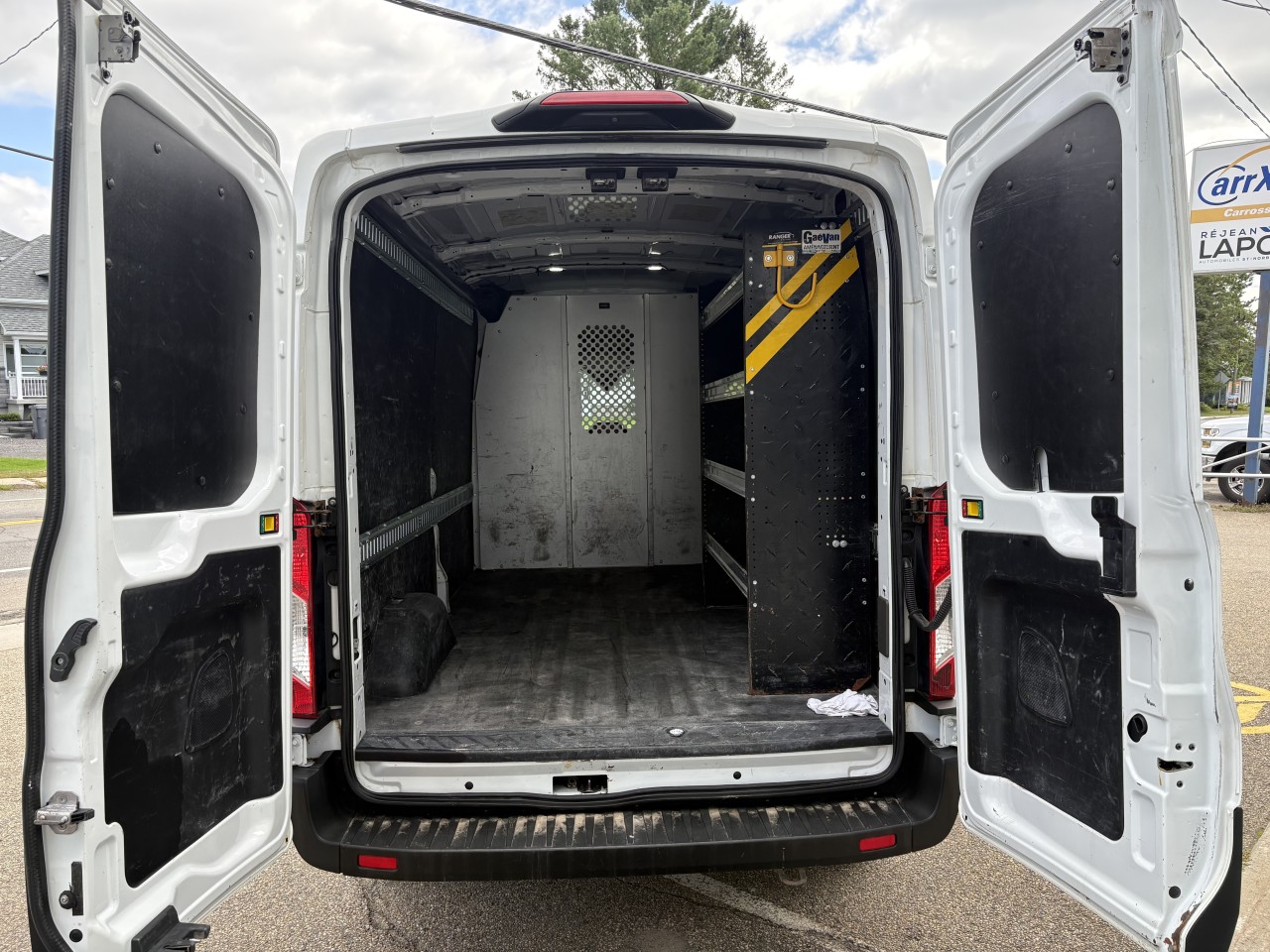 2021 Ford Transit fourgon utilitaire T-250 Med Rf 9070 GVWR RWD Main Image