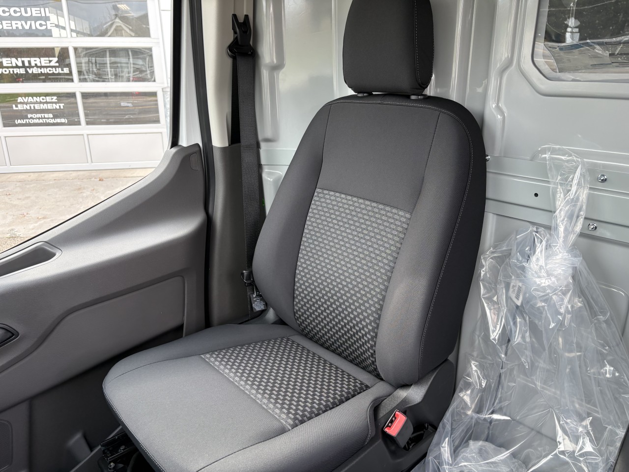 2027 Ford Transit fourgon utilitaire T-350 148" EL Hi Rf 9500 GVWR AWD Main Image