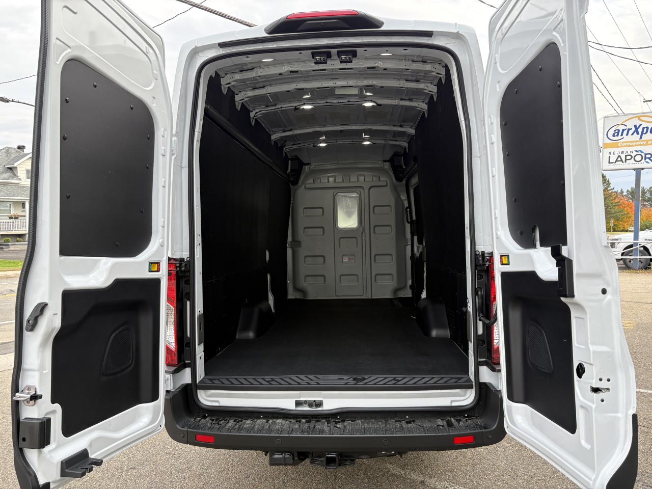 2027 Ford Transit fourgon utilitaire T-350 148" EL Hi Rf 9500 GVWR AWD Main Image