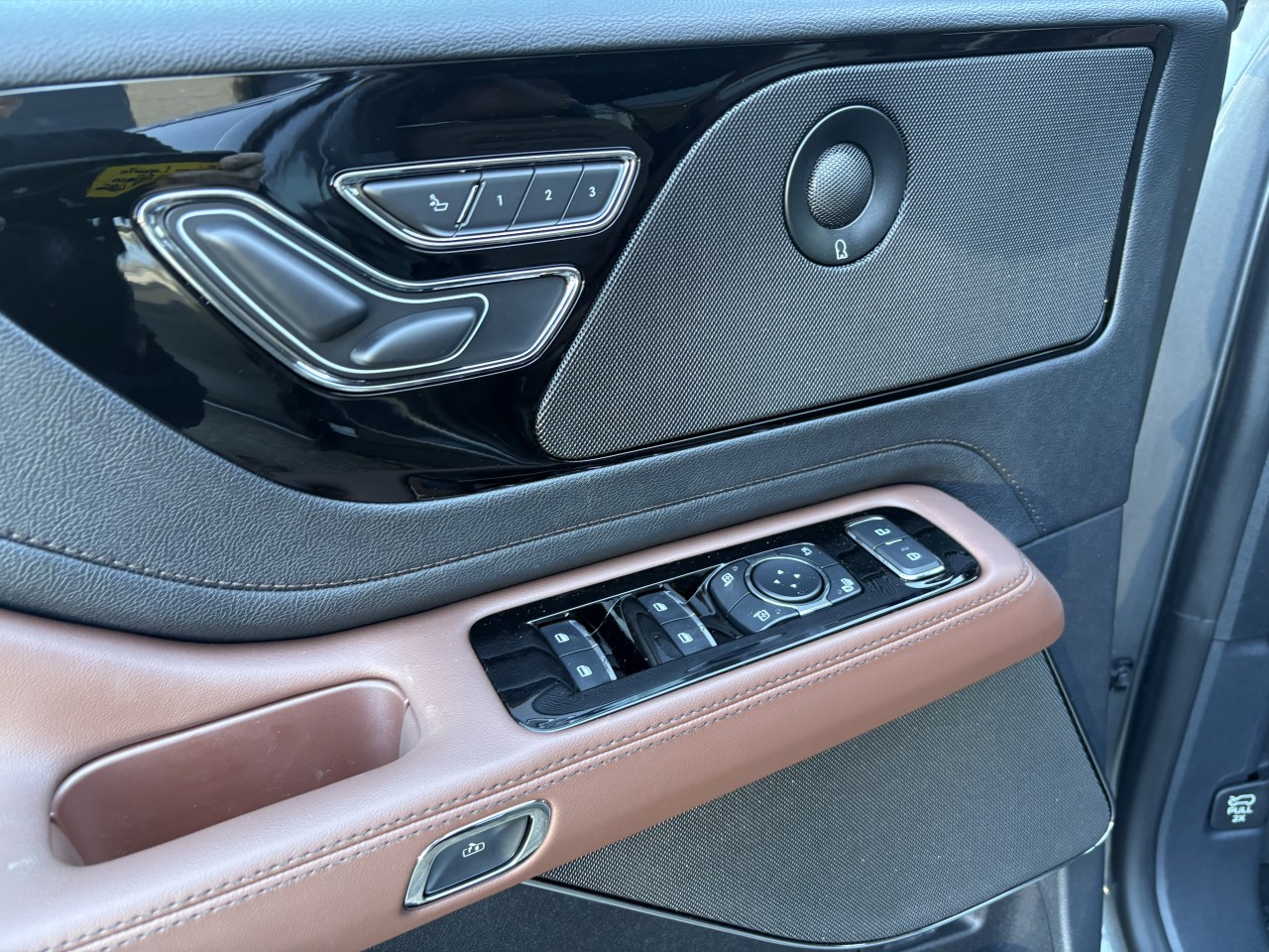 2027 Lincoln Aviator Reserve Main Image