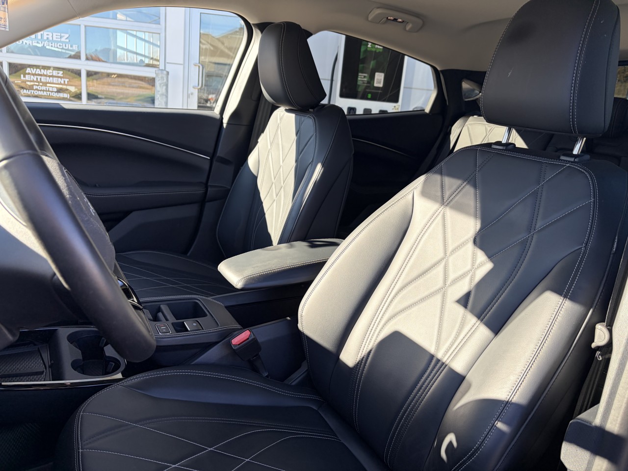 2025 Ford Mustang Mach-E SELECT TAPIS RECHARGE SANS FIL SIÈGES AVANT CHAUFFANT Main Image