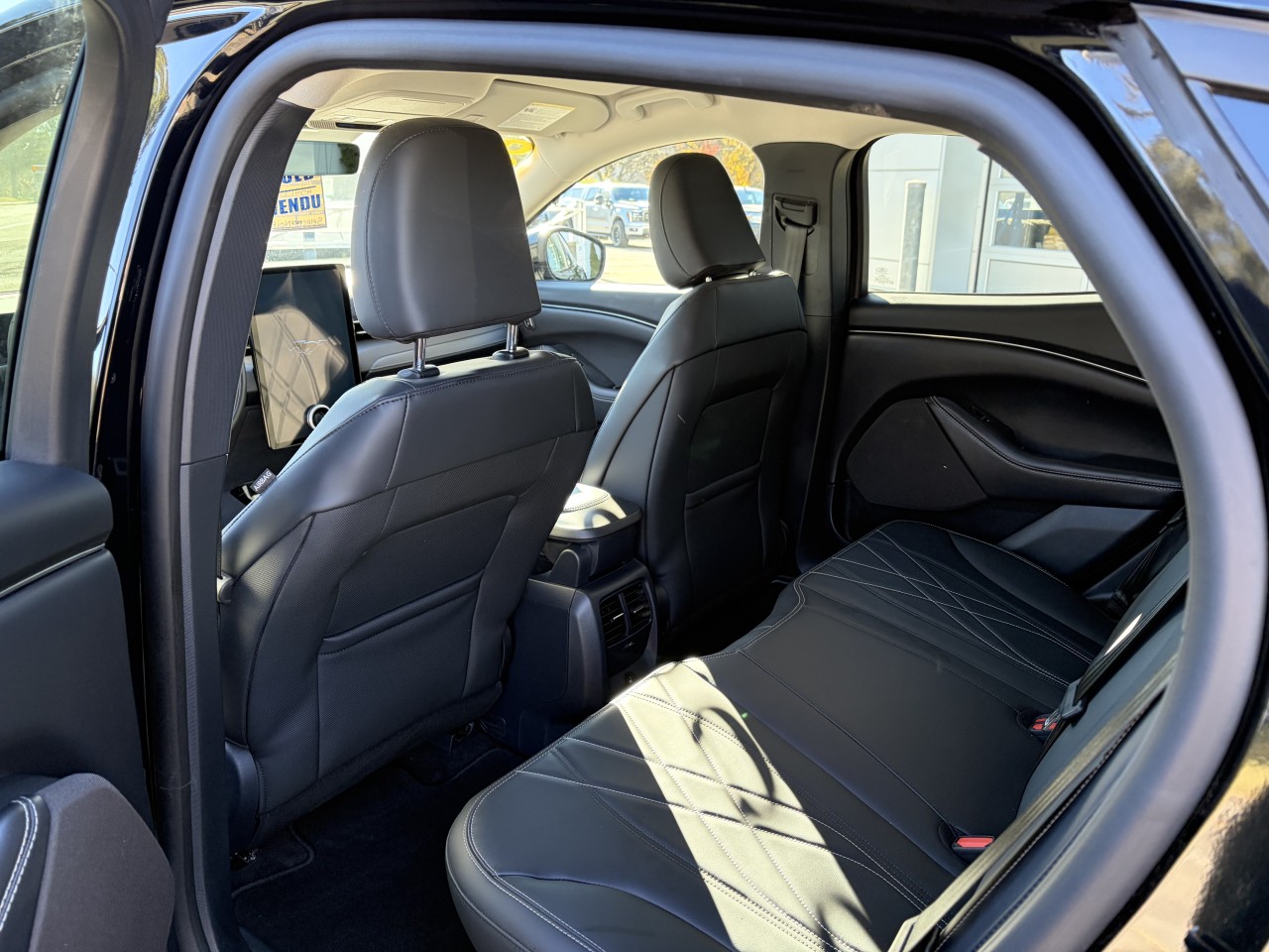 2025 Ford Mustang Mach-E SELECT TAPIS RECHARGE SANS FIL SIÈGES AVANT CHAUFFANT Main Image