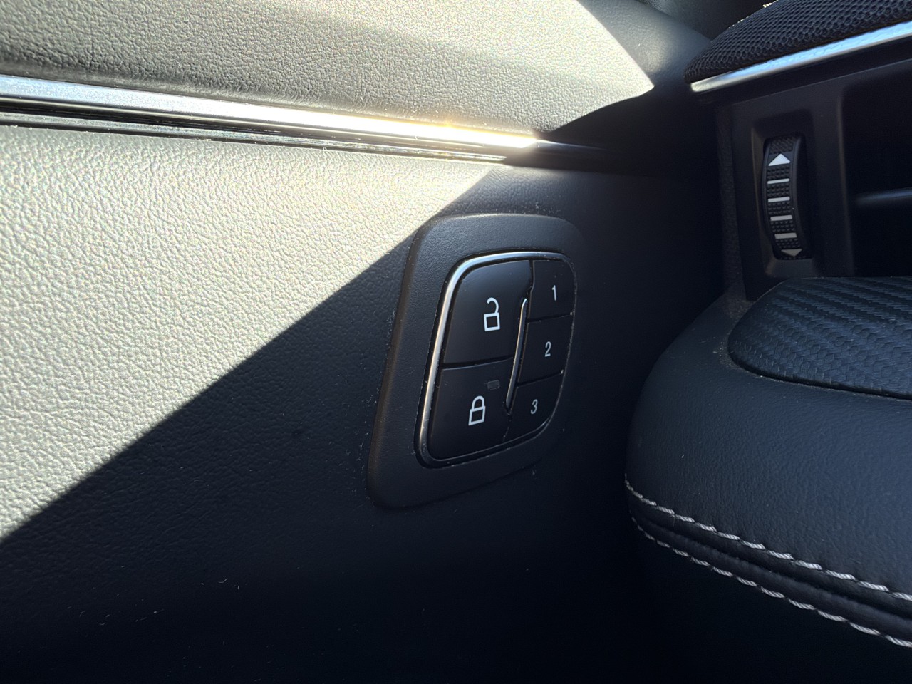 2025 Ford Mustang Mach-E SELECT TAPIS RECHARGE SANS FIL SIÈGES AVANT CHAUFFANT Main Image
