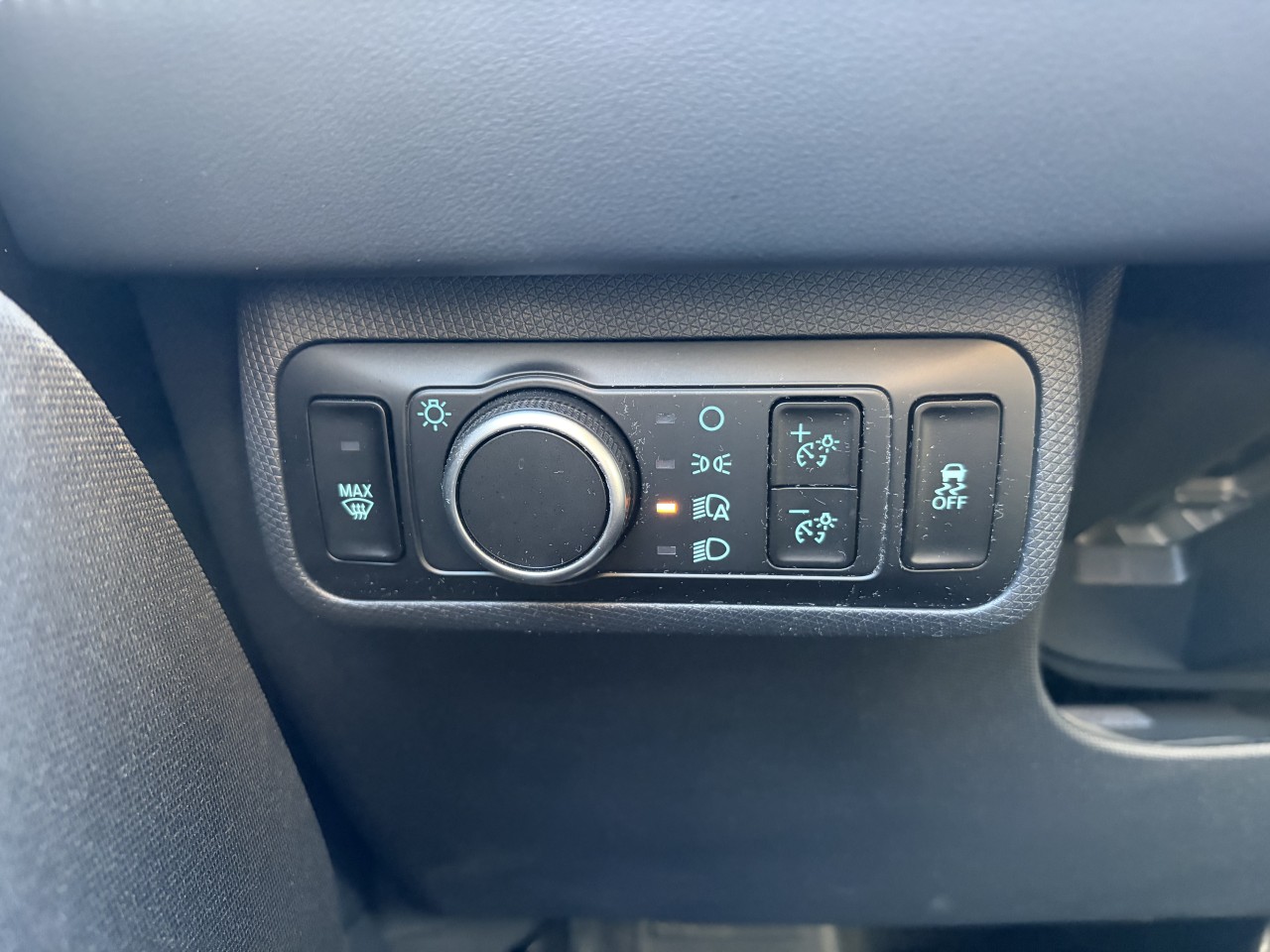 2025 Ford Mustang Mach-E SELECT TAPIS RECHARGE SANS FIL SIÈGES AVANT CHAUFFANT Main Image