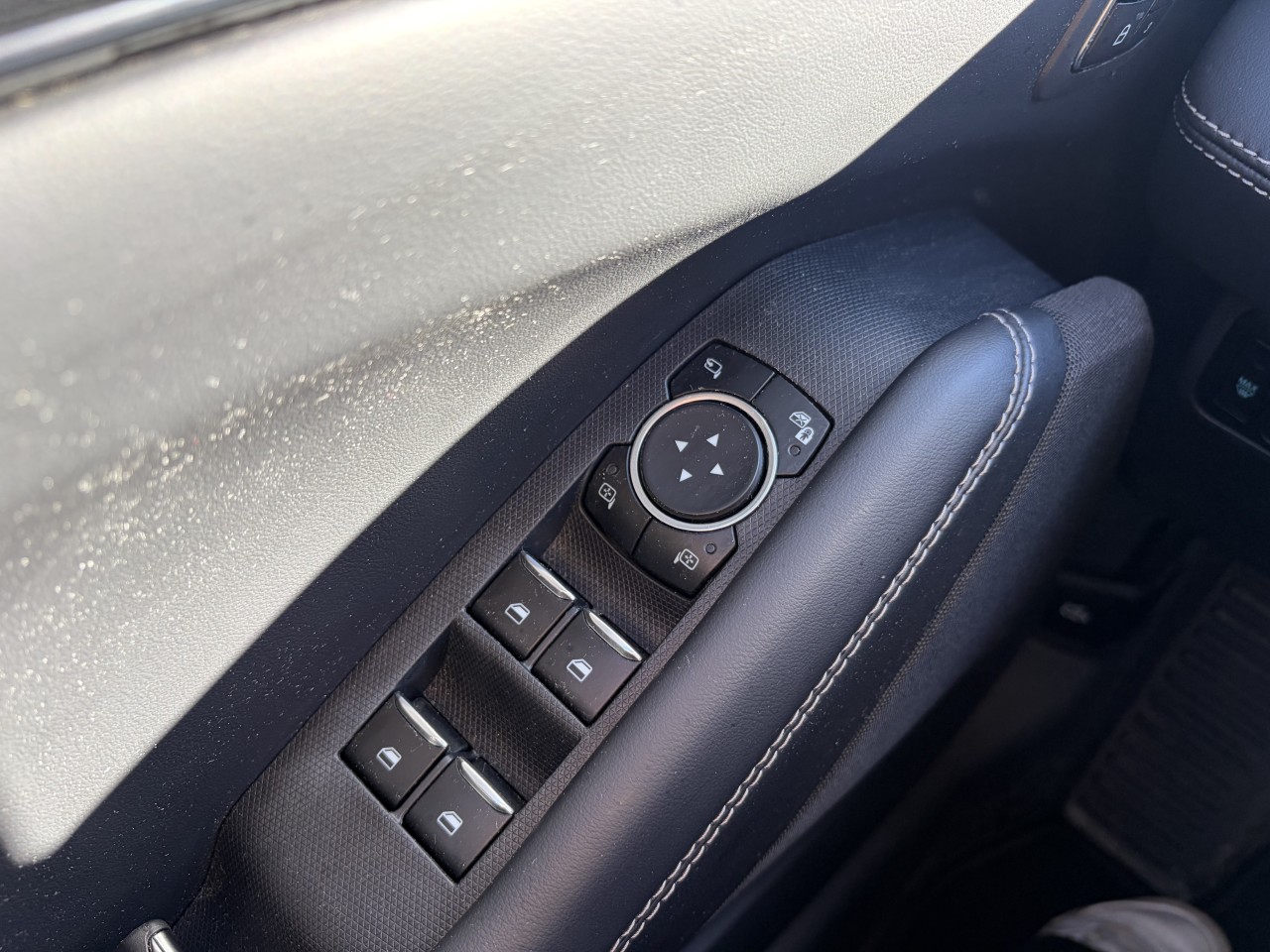 2025 Ford Mustang Mach-E SELECT TAPIS RECHARGE SANS FIL SIÈGES AVANT CHAUFFANT Main Image