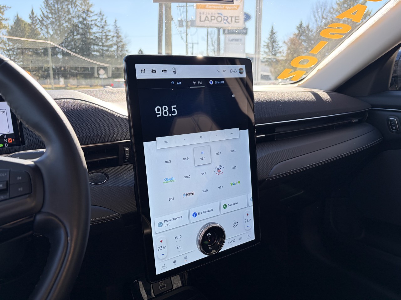 2025 Ford Mustang Mach-E SELECT TAPIS RECHARGE SANS FIL SIÈGES AVANT CHAUFFANT Main Image