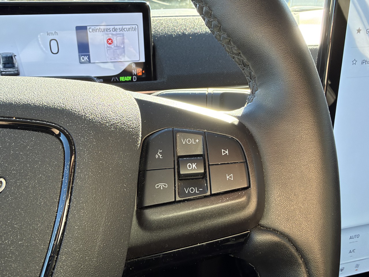 2025 Ford Mustang Mach-E SELECT TAPIS RECHARGE SANS FIL SIÈGES AVANT CHAUFFANT Main Image