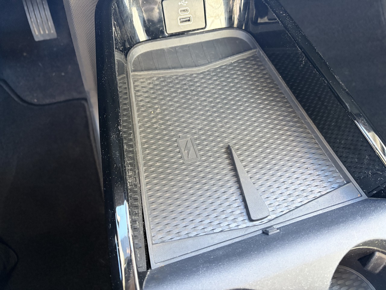 2025 Ford Mustang Mach-E SELECT TAPIS RECHARGE SANS FIL SIÈGES AVANT CHAUFFANT Main Image