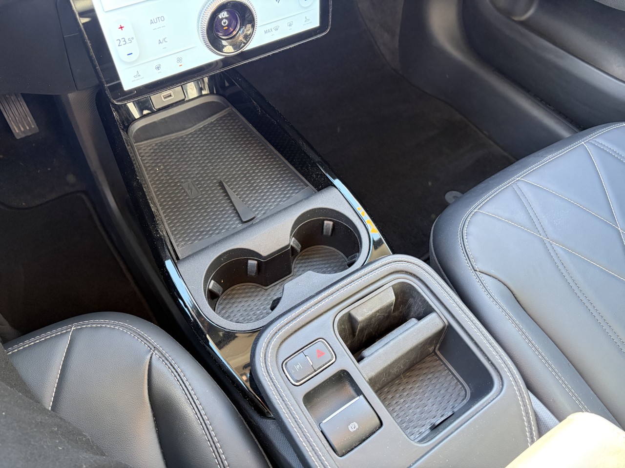 2025 Ford Mustang Mach-E SELECT TAPIS RECHARGE SANS FIL SIÈGES AVANT CHAUFFANT Main Image